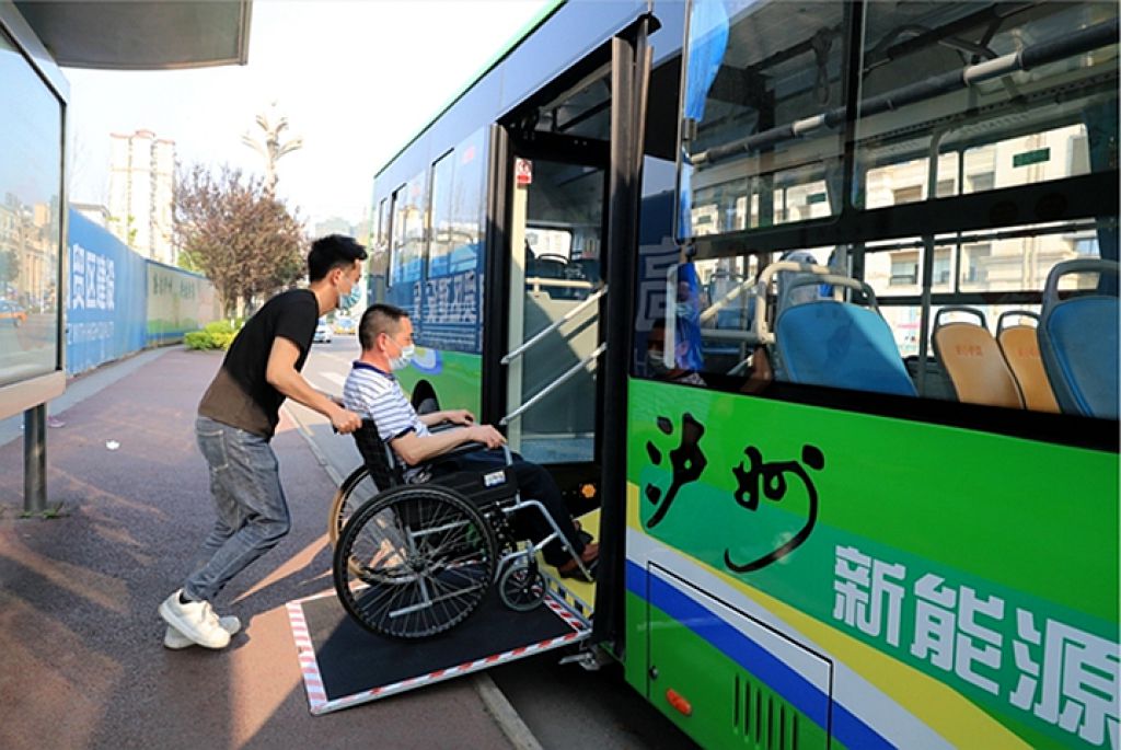 4月4日起泸州首批10台无障碍纯电动公交车投用