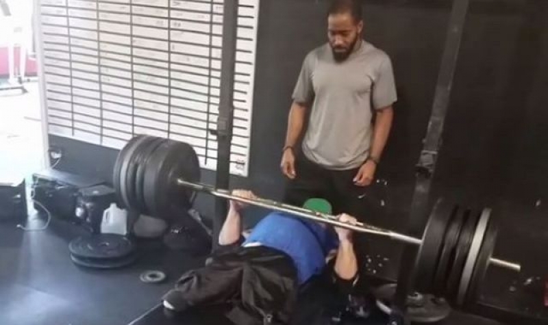 Zack Ruhl輕鬆握推435磅（約198公斤）