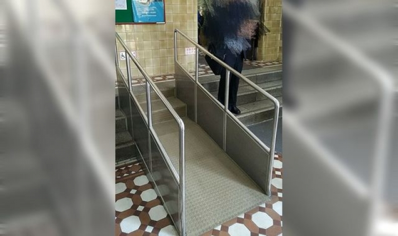 【千奇百趣】无障碍通道反成障碍?网民批设计反智