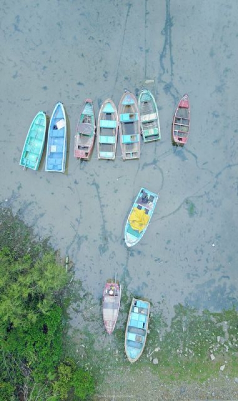 有些小船停泊，這是他在馬灣預計好要拍攝的漁民歷史。「以前我阿爺那代人賣名魚，每朝天未光撐船仔過對面海攞魚。」