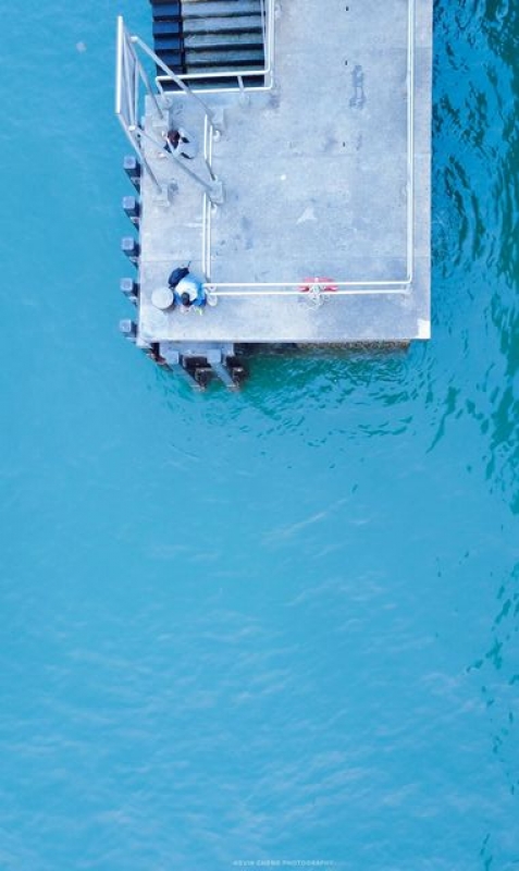 所以回到碼頭，那些仍然還在等待的人呢？「在這城市，我們都在等待一艘可以容納自己的方舟。」