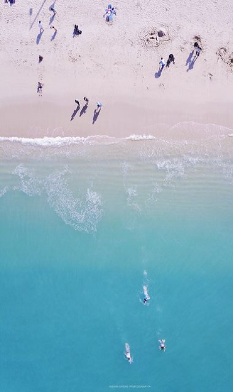 他的拍攝方法很隨意，好天便背整部航拍機出街，在地面想像飛上天空會看見的畫面。但更多時候拍到的畫面都在他想像之外。