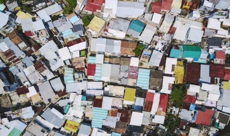 這條相傳自17世紀已經存在的薄扶林村，這條入選世界歷史遺址的村落，Kevin把它平面化後，看見的像是一張百家被，在這張百家被之中，每個村民都是看不見的點。