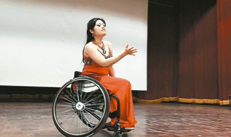 因病跛腳 輪椅天使舞向國際