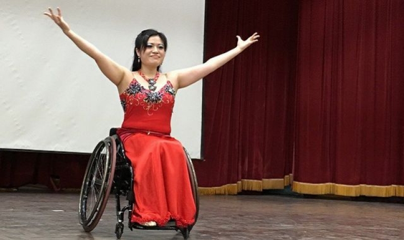 身障者林欣儒雖然不良於行，但她努力地透過輪椅舞蹈找回生命的價值，曾多次代表台灣參加國際輪椅舞蹈比賽，今年五月將遠赴波蘭再次為國爭光。