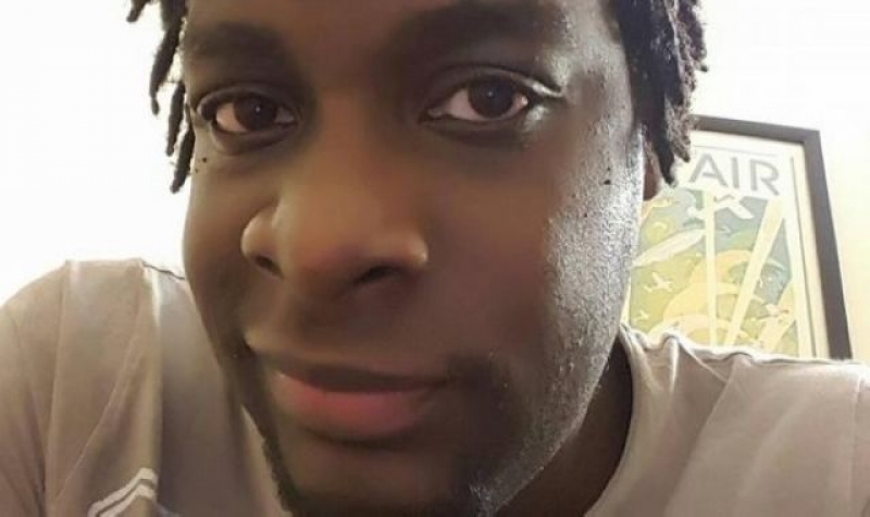 罹患脑性麻痹的男子尼尔早先要搭机回华盛顿时，在机上却因无法使用自己的轮椅，结果在搭机的5小时中只能一直憋尿，且在降落后，还一直等不到自己的轮椅。