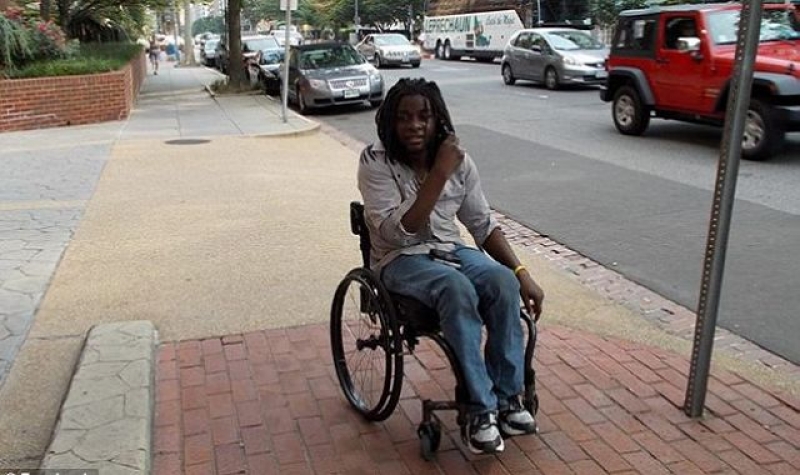 联航劣迹又一桩空服员冷眼旁观脑麻患者「爬下机」