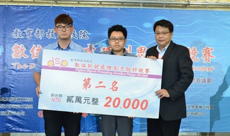 虎尾科技大学师生研发出第一架能够分辨颜色且具有导航功能，还可随时监测病人心律的智慧型轮椅，在全国数位发明比赛中得奖，将来更可造福病患。