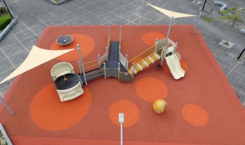 台北市公园处在士林四号公园打造共融性游具，号称全国第一座可将轮椅推上去游玩的游乐设施。