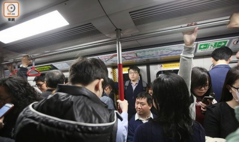 坐轮椅的他与一众上班族「迫地铁」。