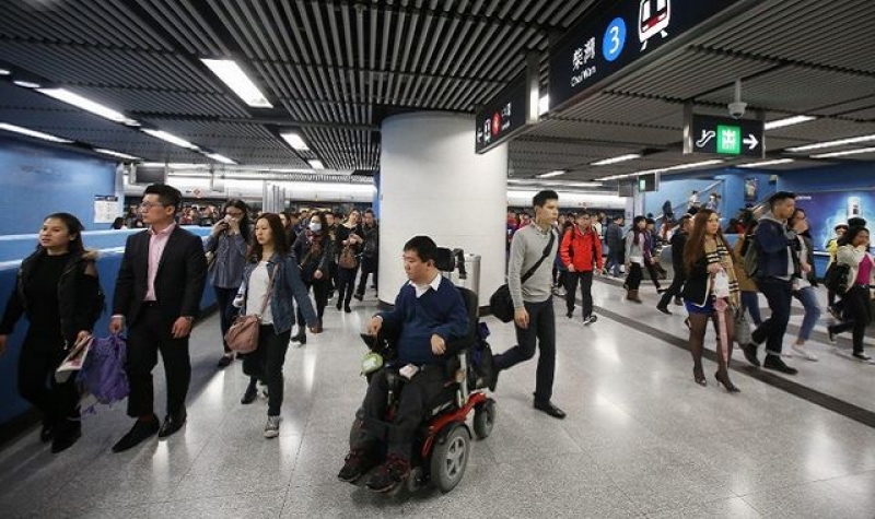 于金钟站转车，又是另一轮挑战，要在人多的情况下前往坚尼地城方向月台。