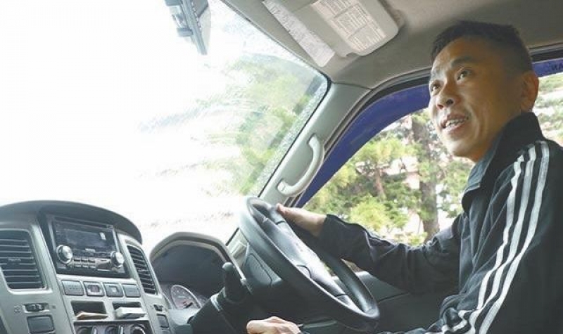 改装货Van成复康巴　的士司机笑住揸