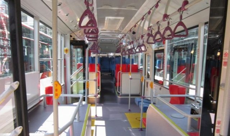 低地板公車內部視野廣闊，還有無障礙輪椅座位。