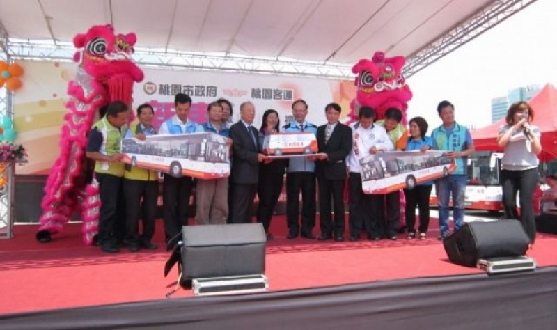 市府交通局长刘庆丰（右五）参加桃客低地板公车启用仪式。