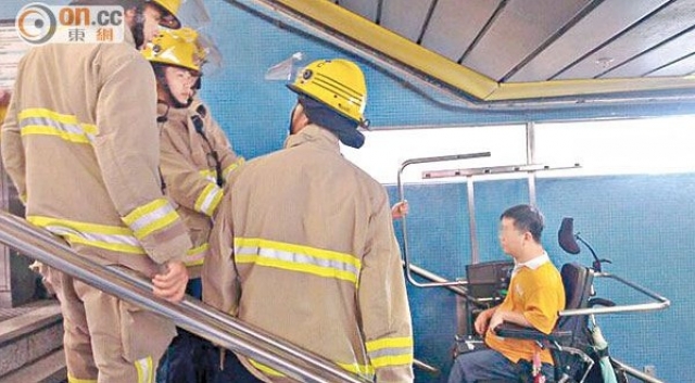 张超雄助理叶荣被困升降台1小时 批港铁无障碍设施不足