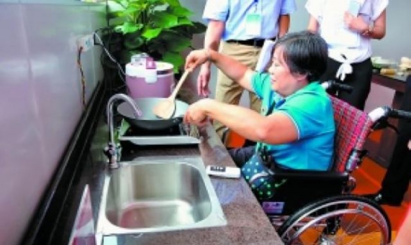 市民體驗為殘障人士設計的廚房。