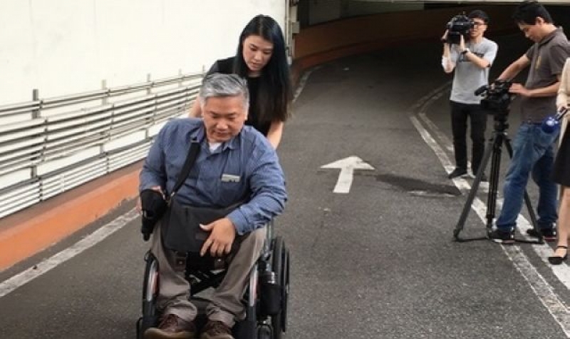 停车场没电梯　开车轮椅族停好车望楼梯兴叹