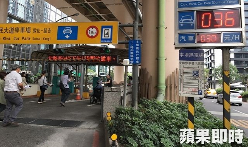 停车场没电梯　开车轮椅族停好车望楼梯兴叹