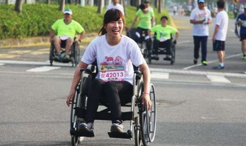 體驗脊髓損傷者終身與輪椅為伍的艱辛及不被困境打敗的韌性，所以輪椅挑戰賽成為這次路跑活動的焦點。