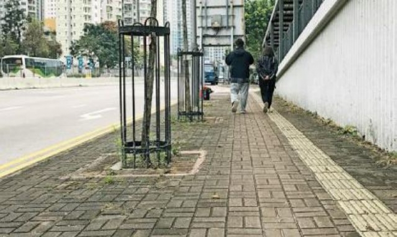 坐在轮椅上的记者经过稍微凹凸不平的砖地或是触觉引路径，感到颠簸。加上行人路向马路倾斜的设计，令欠缺技巧和经验的记者，推动轮椅时份外吃力。