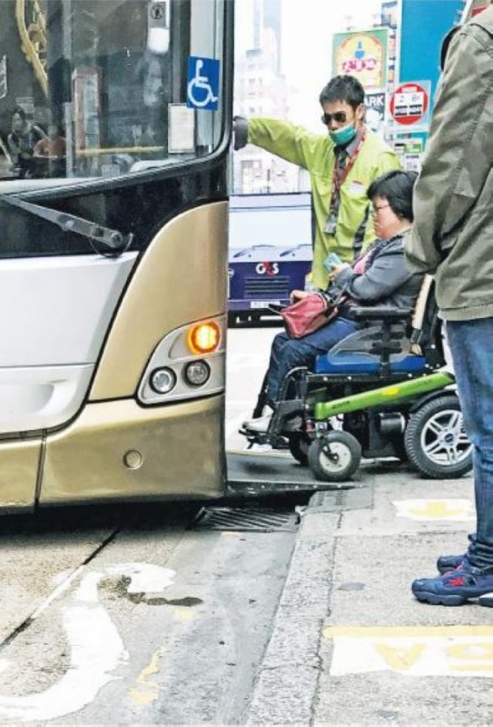 这部低地台巴士车头贴上轮椅标志，司机能降低车身，方便轮椅使用者上落。