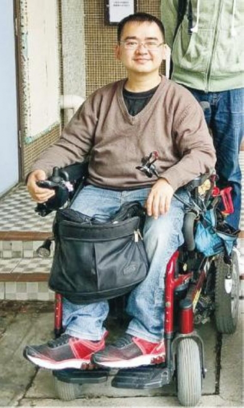 小亮闲时爱外出，访问前数天便到了商场以外的地方——长洲。