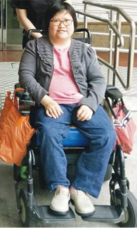 蒨蘅是香港伤健协会的义工，这天特意请假，带同记者到旺角体验轮椅使用者的日常生活。