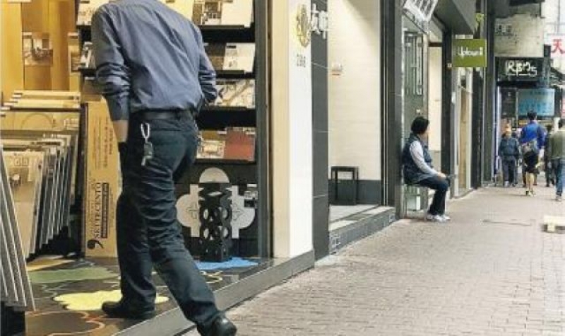 砵兰街的店铺一般比路面高，若要选购货品，或要请店员拿出来。