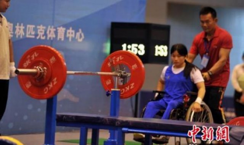 为一名参赛选手坐著轮椅来到比赛场地。