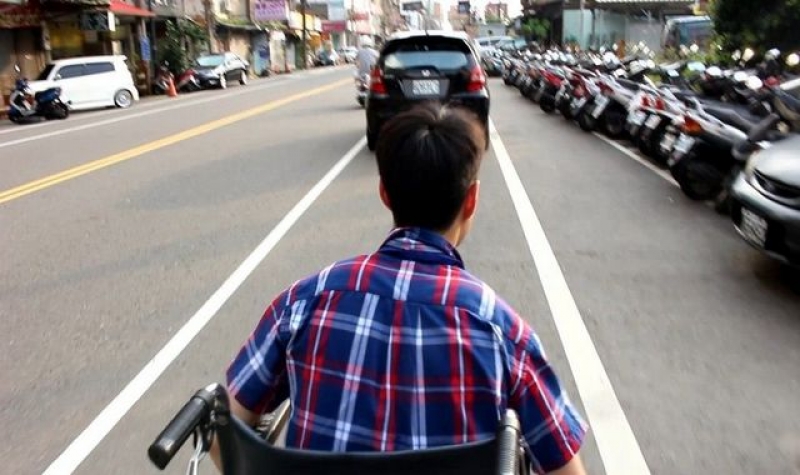 中坜火车站前、后站无障碍设施不足，轮椅族只能往外绕行，但沿途困难重重。