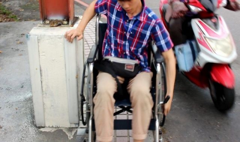 中坜火车站前站通后站 轮椅族难行