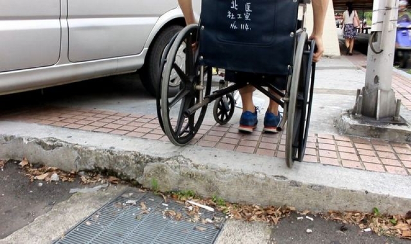 中坜火车站前、后站无障碍设施不足，轮椅族只能往外绕行，但沿途困难重重。