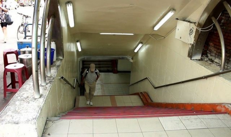 中壢火車站前、後站無障礙設施不足，可連通的人行地下道為階梯式，輪椅族根本無法通行。