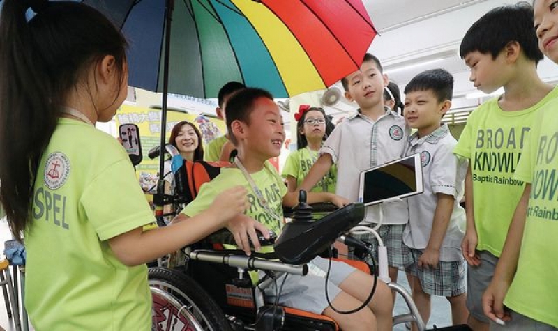 学生为长者改装轮椅，附有太阳伞及按摩等功能。