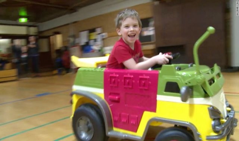 在創新療法項目中为孩子們將輪椅替換成玩具車
