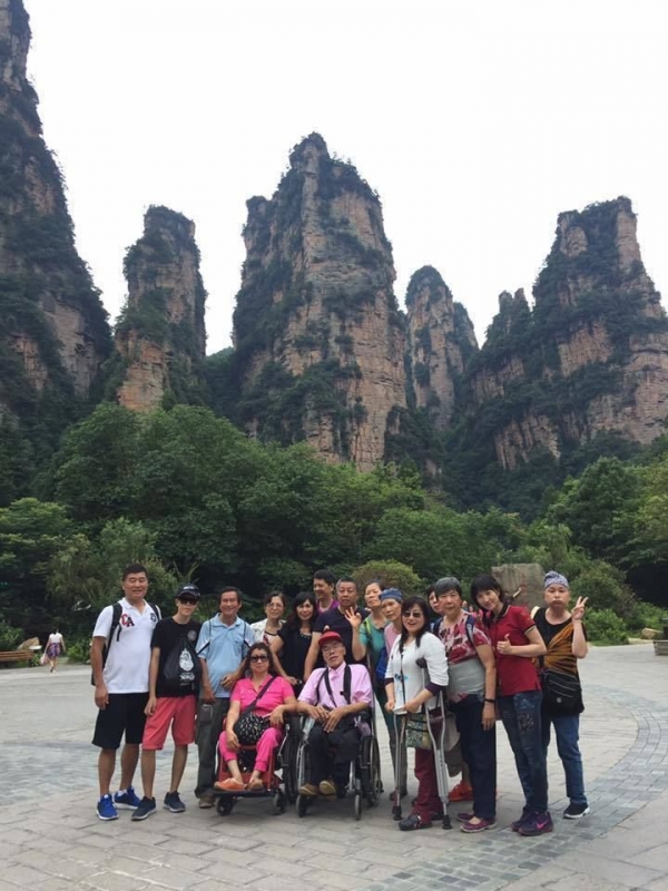 大陸張家界的美景，苗栗縣肢體傷殘自強協會9名會員不缺席。