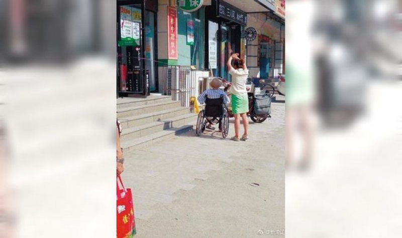最美背影！不捨烈日曬…156cm女孩踮腳替老人遮陽