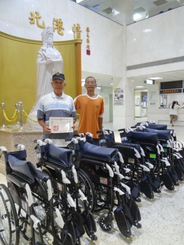 李降真省下零用錢購買10部輪椅，由兒子陪同送給北港媽祖醫院