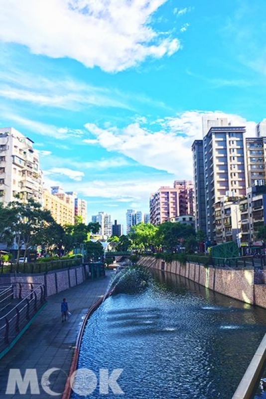  台中的柳川水岸成為近期的熱門景點，將原本汙染嚴重的惡臭水溝，搖身一變改造成台中的打卡新熱點。除了柳川水岸外，位在新北新莊區也有一處宛如新北版柳川的唯美水岸，中港大排為北新莊主要排水路，規劃綠之生、風