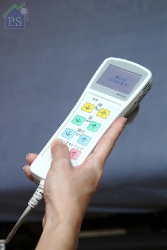 護理床的遙控器可設定床架高度及傾斜度，方便日常護理及檢查