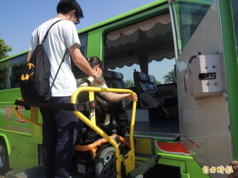 坐著輪椅輕鬆玩 統聯國道無障礙車輛駛進麗寶樂園