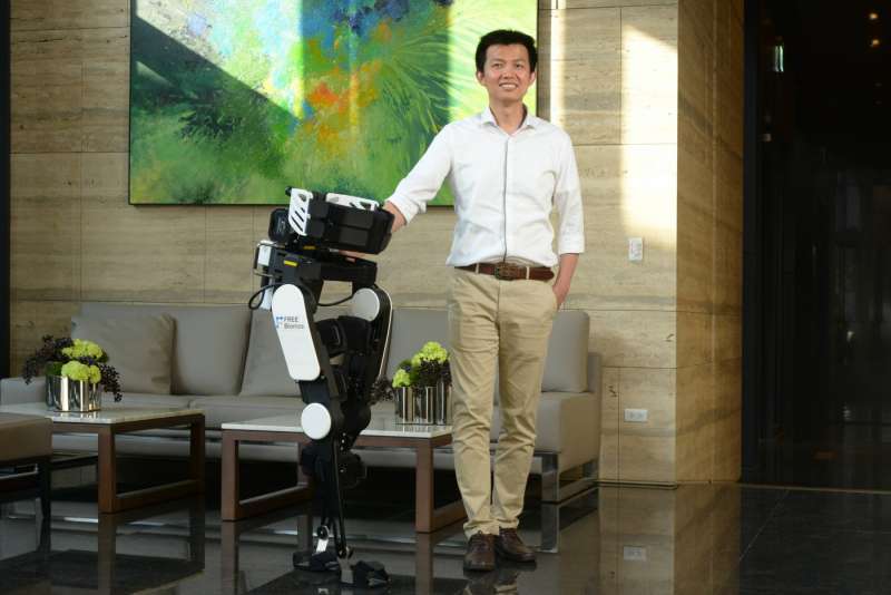 巫震華在2002年時加入工研院機械所，一直到2011年擔任部門經理期間，曾多次負責機器人專案。但他也了解到，這些技術不能只留在示範性計畫裡，因此選擇創業