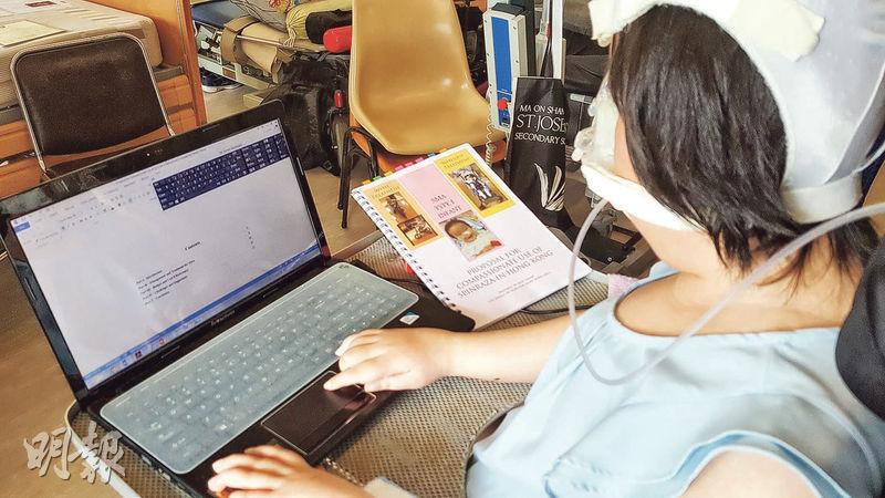 周佩珊頸部以下只能郁動右手拇指及食指，每分鐘可打5組英文字，但她一字一句撰寫了給政府的逾百頁計劃書