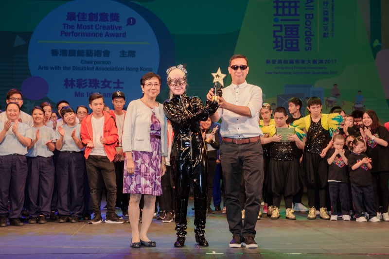 香港展能藝術會主席林彩珠女士(左)頒發最佳創意獎給鄧麗銘