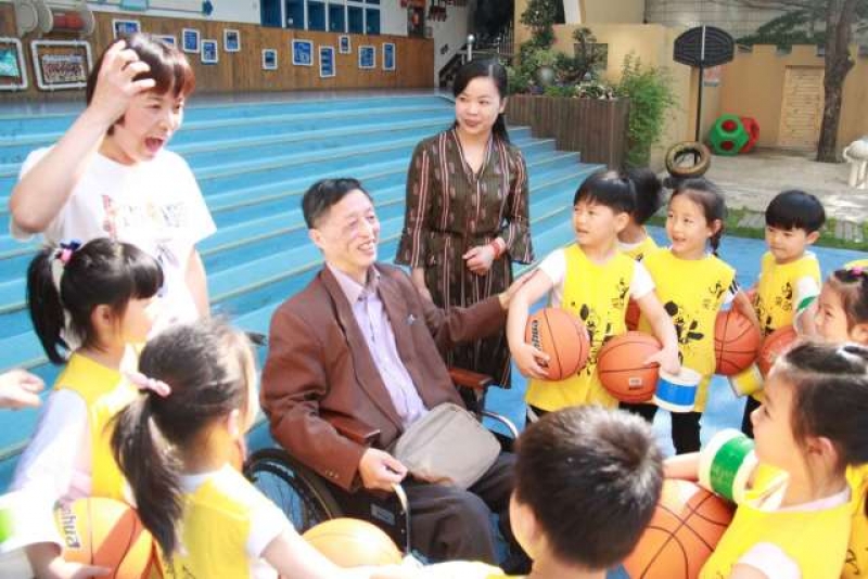 在轮椅上延伸梦想的余绍森：让幼儿篮球操传遍大江南北