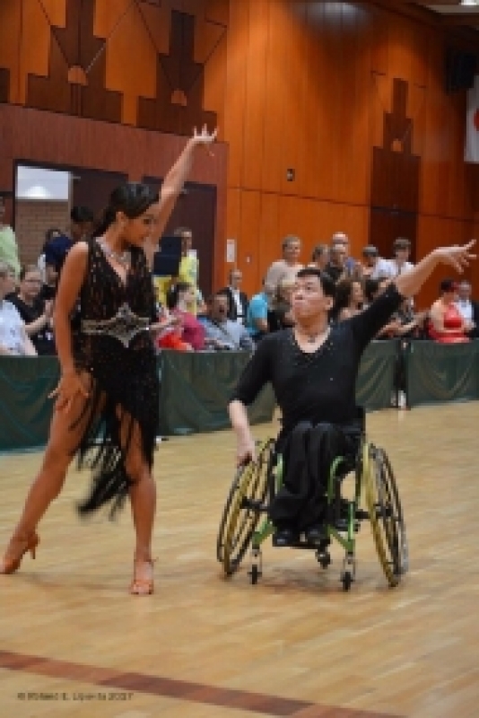 拉丁舞是亚运项目，一健全一残疾的混合舞项目，希雯直言最初对轮椅性能不认识，合作需磨合。