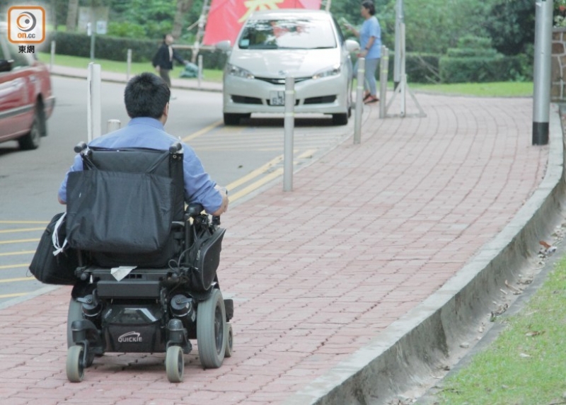 Jacky忆述，在香港公开大学读书时，每日都要用电动轮椅行走30分钟的斜路，才可到达教室。