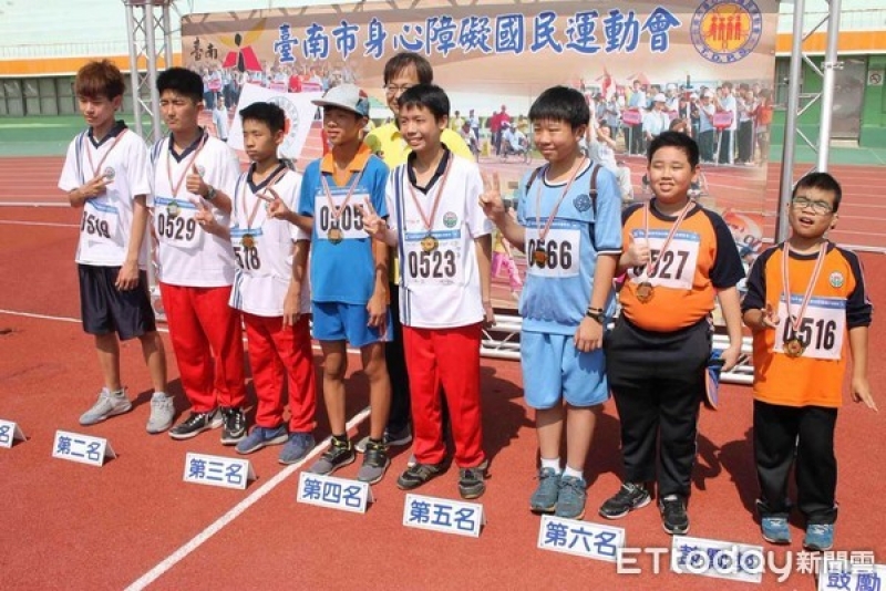 轮椅载球飞！台南身心障碍运动会　「冠军是，只要你走出来」