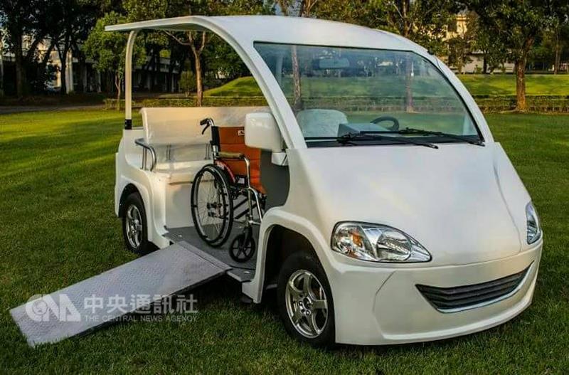 因应环保节能，近几年游园区、动物园及高山寺庙已大量使用观光休闲电动车，屏科大团队研发「高坡度高安全性智慧型福祉电动车」，让轮椅族到观光区坐游园车时，轮椅也能上下车。