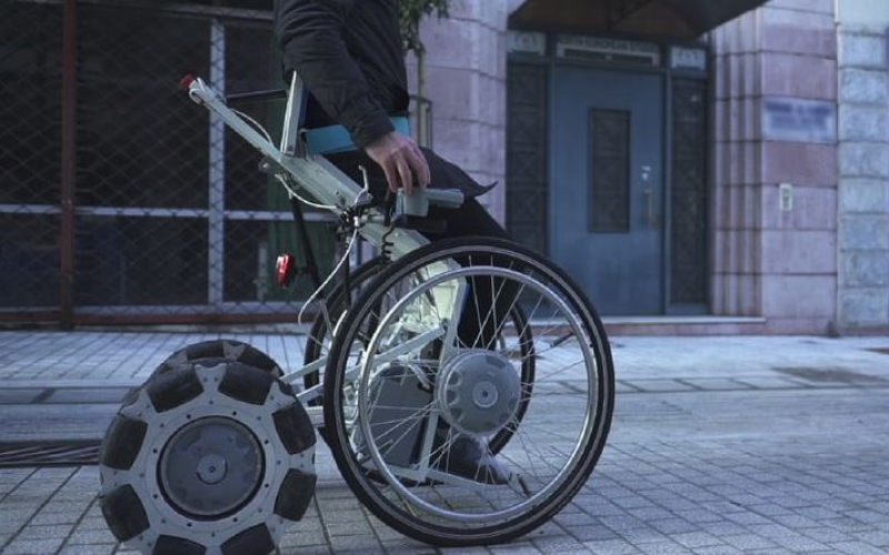 让肢障者「站起来」！这款次世代轮椅能切换模式改变高度，解决生活困扰